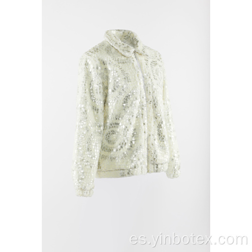 Chaqueta blanca de piel sintética con lentejuelas.